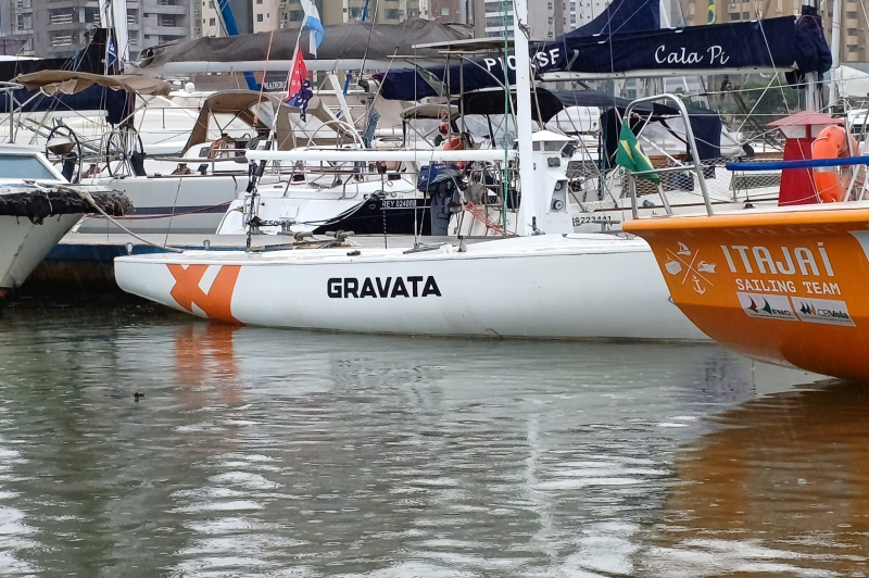 Itajaí Sailing Team homenageia Navegantes no 61º aniversário