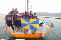 Itajaí Sailing Team participa de ação da Parley e Corona para limpeza do rio Itajaí-Açu